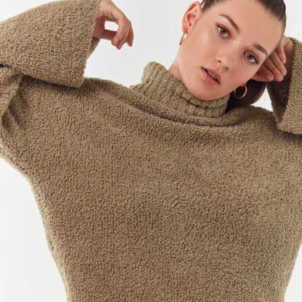Urban Outfitters Cloud Fuzzy Cozy Crop Turtleneck Sweater in Olive Green